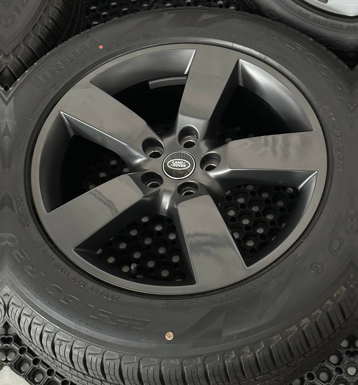 Колеса диски Land Rover Discovery 20 Pirelli Scorpion All Season 255/60/20 - Зображення 7